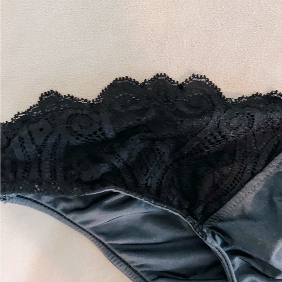 COPY - Beach Bunny Runway Edition Bikini Grey/black lace with buttons on the bo… - Picture 11 of 16